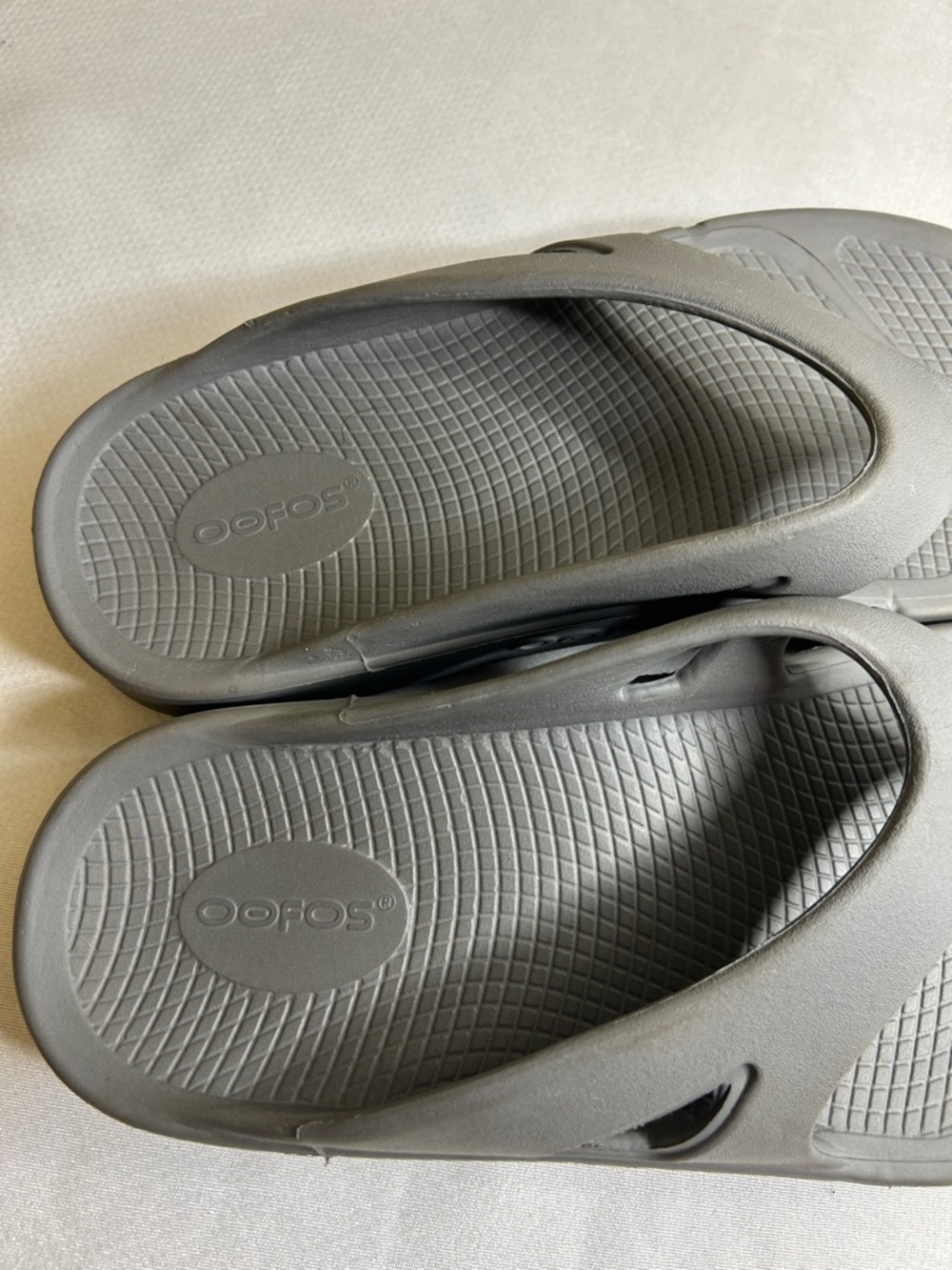 Oofos Ooriginal Gray Thong Recovery Sandals
Size M9 W11 - Picture 4 of 8